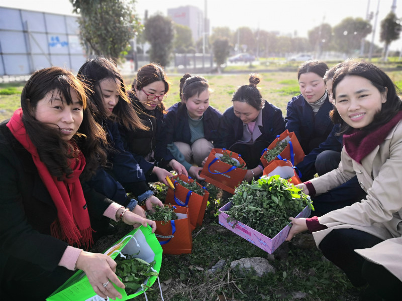 公司工會(huì)開展慶“三八女神節(jié)”女職工“挖野菜、包餛飩”活動(dòng)